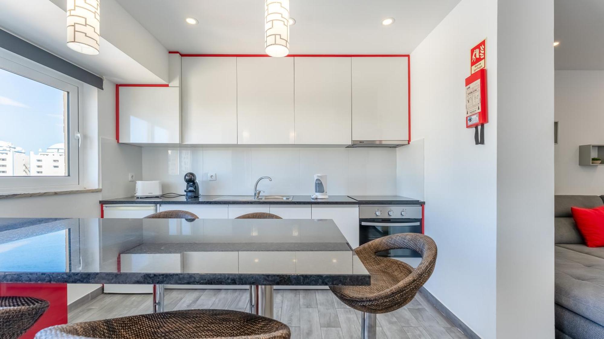 Red Velvet 1 Bdr Flat With Balcony By Lovelystay Portimão Buitenkant foto