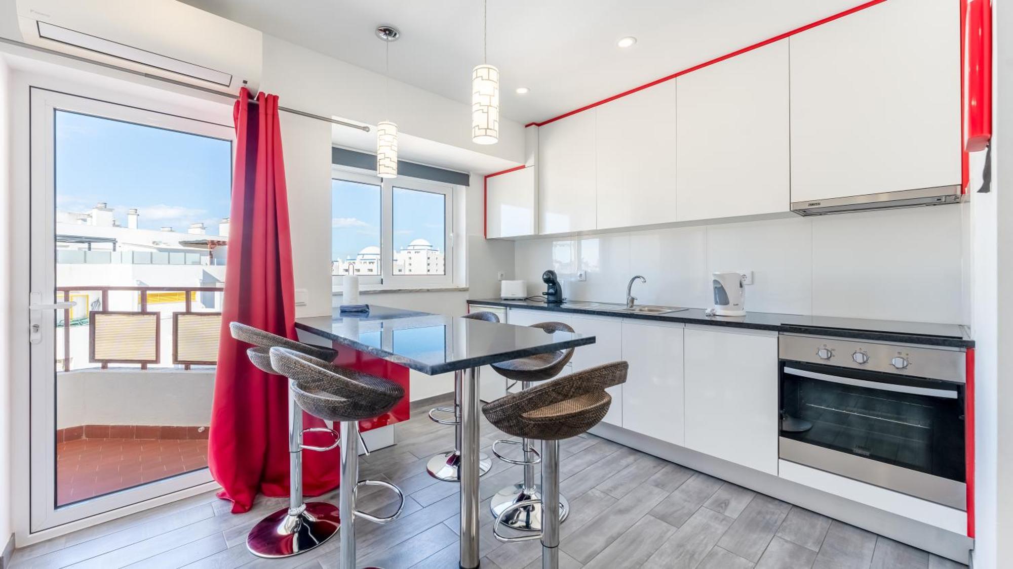 Red Velvet 1 Bdr Flat With Balcony By Lovelystay Portimão Buitenkant foto